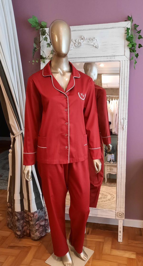 Manequim veste pijama calca e camisa manga na cor vermelho